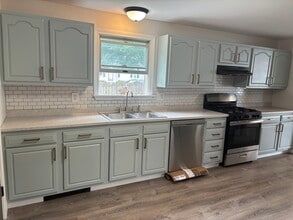 54 Kelly St, Unit Duplex in Lincoln, RI - Foto de edificio - Building Photo