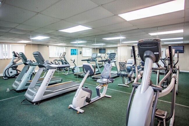 Deer Creek Apartments in Austintown, OH - Building Photo - Interior Photo
