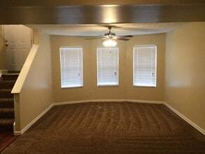 242 Monarch Dr in Pataskala, OH - Building Photo - Building Photo