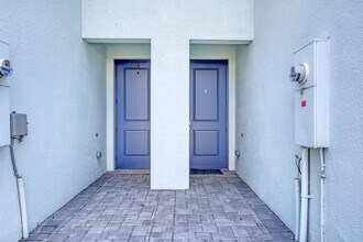 5648 SE Edgewater Cir in Stuart, FL - Building Photo - Building Photo