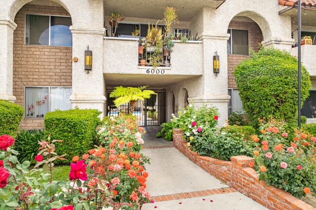 Villa Tarzana Apartments