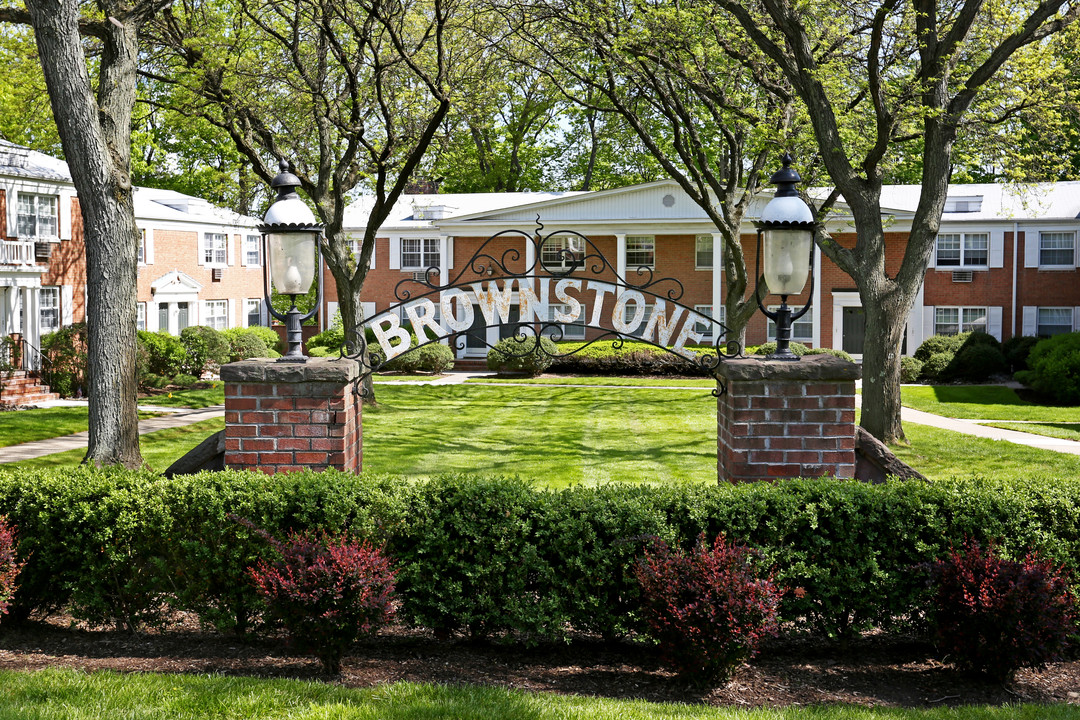 Brownstone and Main Union Apartments in Little Falls, NJ - Foto de edificio