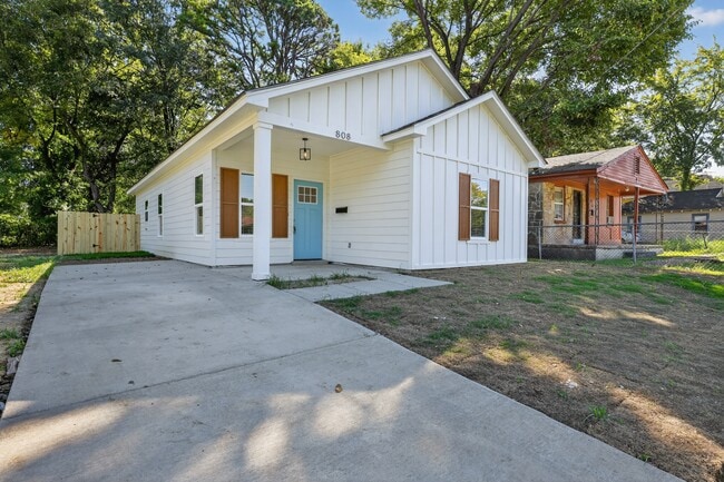 property at 808 Marechalneil St