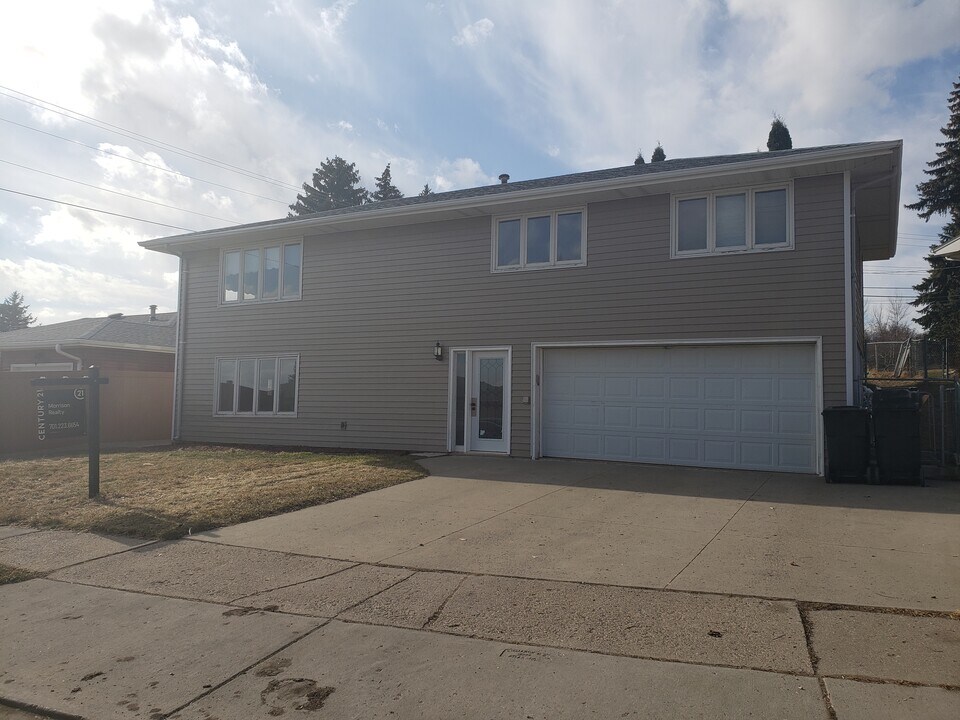 700 N 29th St in Bismarck, ND - Building Photo