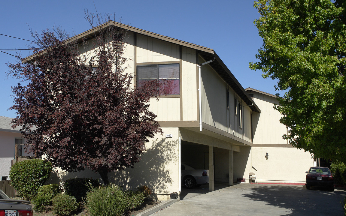 1080 Armstrong St in Hayward, CA - Building Photo