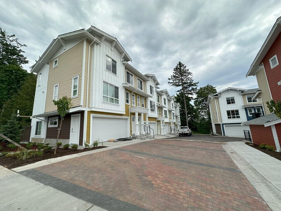 16560 17a Ave in Surrey, BC - Building Photo