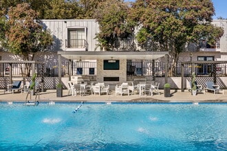 The Ashley at Bluffview Apartments in Dallas, TX - Foto de edificio - Building Photo