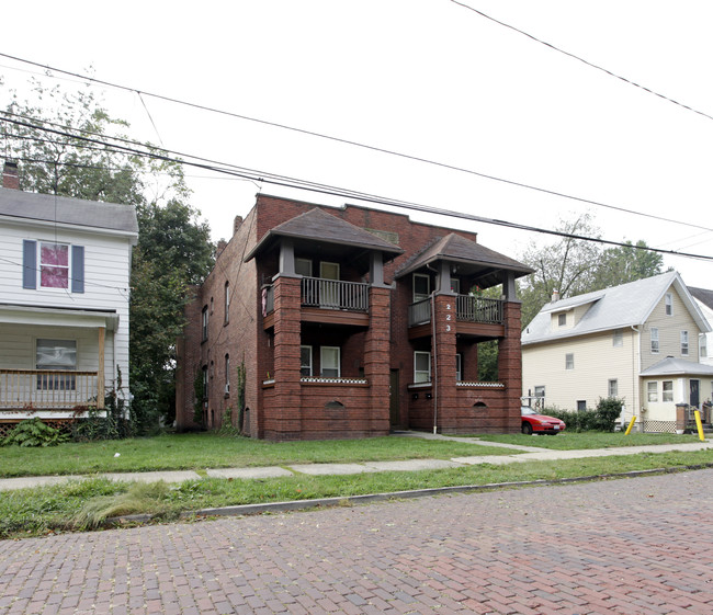 223 Grand Ave in Akron, OH - Foto de edificio - Building Photo