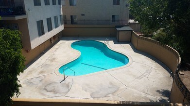 4075 Oakwood Ave in Los Angeles, CA - Building Photo - Building Photo