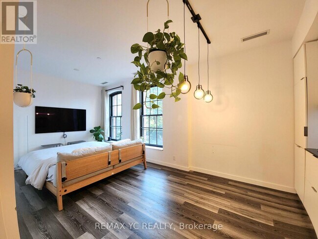 5 St Joseph St in Toronto, ON - Building Photo - Building Photo