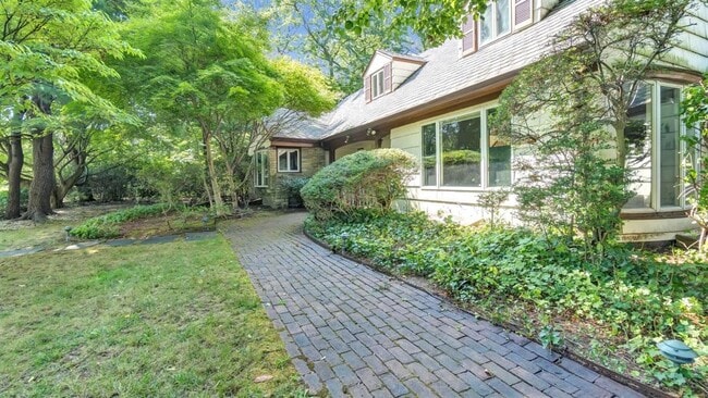 17 Hilltop Dr W in Great Neck, NY - Building Photo - Building Photo