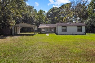8206 Sunflower Dr in Silsbee, TX - Building Photo