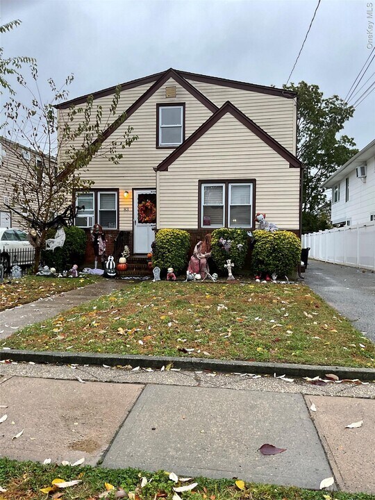 83 Adams St in East Rockaway, NY - Building Photo