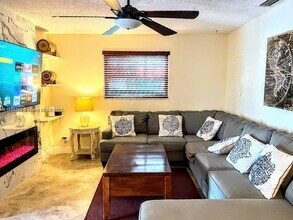 8403 SW 144th Ct in Miami, FL - Foto de edificio - Building Photo