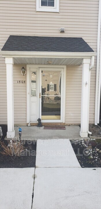 1505 Saxony Dr in Mount Laurel, NJ - Building Photo