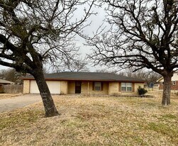 2608 Oaks Dr in Granbury, TX - Building Photo