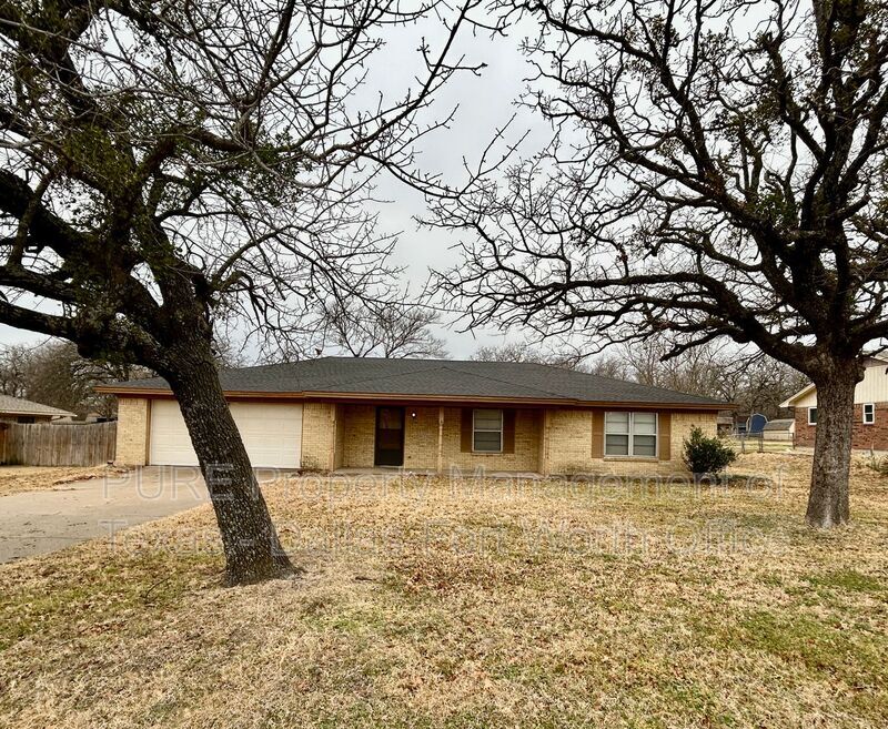 2608 Oaks Dr in Granbury, TX - Building Photo