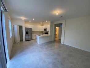 5011 Lily Way in Davie, FL - Building Photo - Building Photo