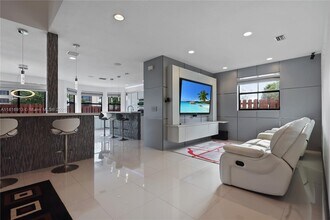 10040 NW 10th St in Miami, FL - Building Photo - Building Photo