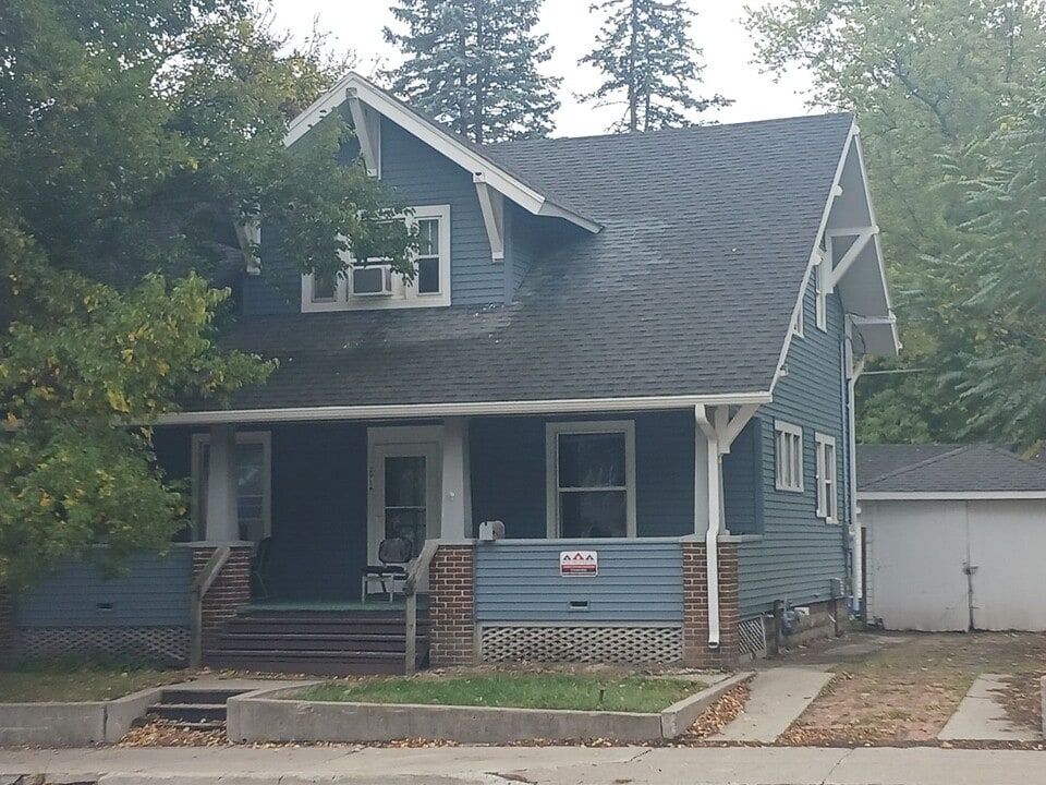 2916 Lincoln Way in Ames, IA - Building Photo