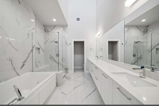 2130 Dennis St in Houston, TX - Building Photo - Building Photo