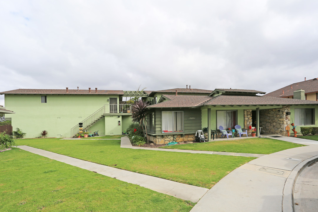 7251 Toulouse Dr in Huntington Beach, CA - Building Photo