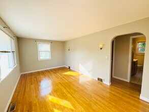 9 Edgewood Ave in Waterford, CT - Foto de edificio - Building Photo