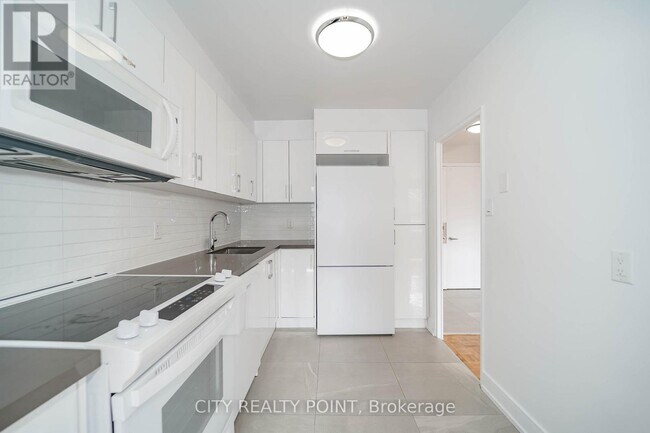 10 Shallmar Blvd in Toronto, ON - Building Photo - Building Photo