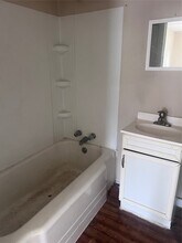 816 Abell St S in Wharton, TX - Foto de edificio - Building Photo