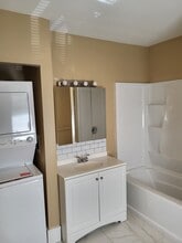 83 Grand Ave, Unit 83 Grand Ave - Vernon in Vernon, CT - Building Photo - Building Photo