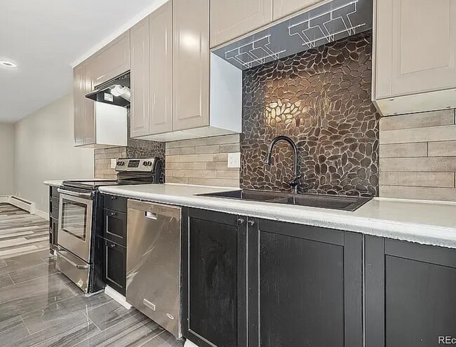 7050 W Cedar Ave in Lakewood, CO - Building Photo - Building Photo