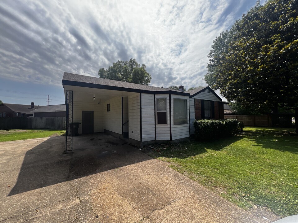 1023 N Mendenhall Rd in Memphis, TN - Building Photo