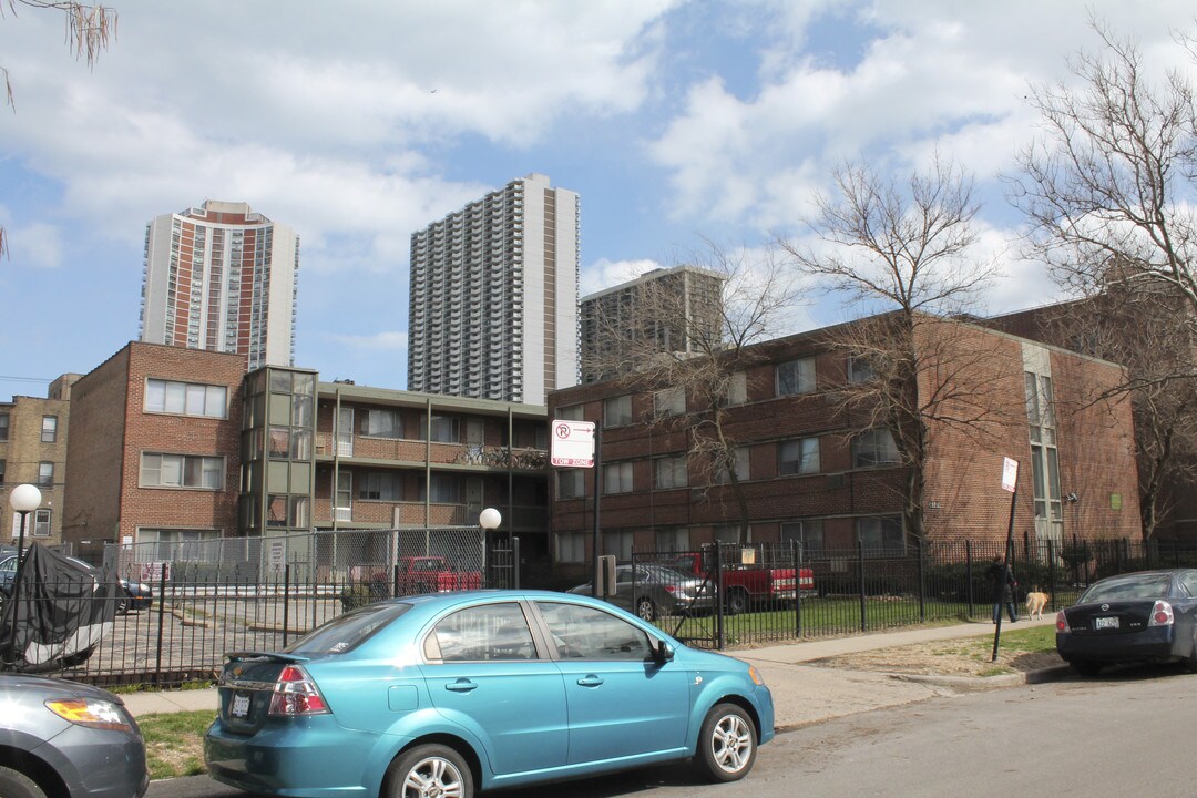 6131 N Winthrop Ave in Chicago, IL - Building Photo