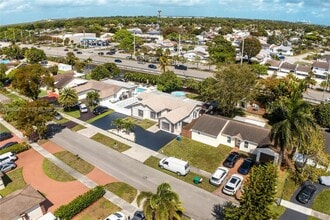 19541 NW 57th Ct in Hialeah, FL - Building Photo - Building Photo
