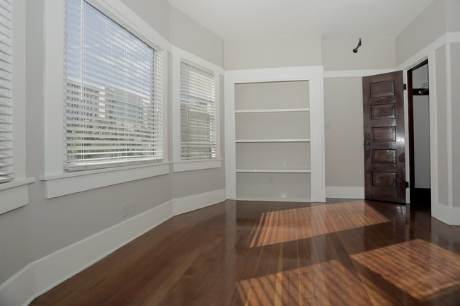 LONG BEACH GATSBY APARTMENTS in Long Beach, CA - Building Photo - Interior Photo