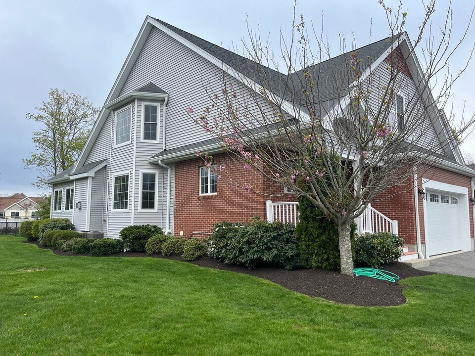 6a Shea Ln in Foxboro, MA - Building Photo