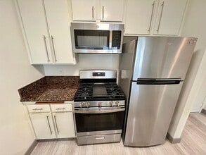 3715 S Canfield Ave, Unit 204 in Los Angeles, CA - Building Photo - Building Photo