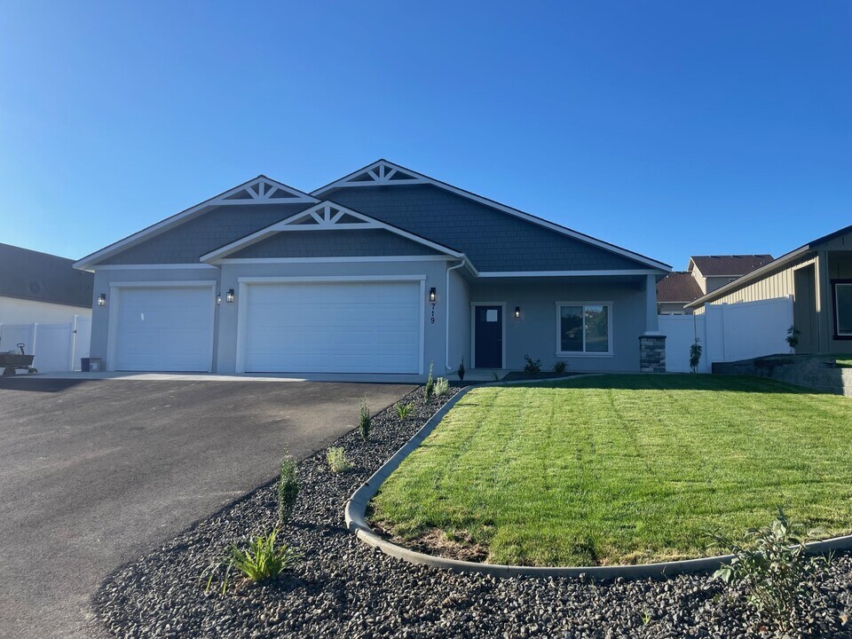 719 N 46th Ave in Yakima, WA - Building Photo