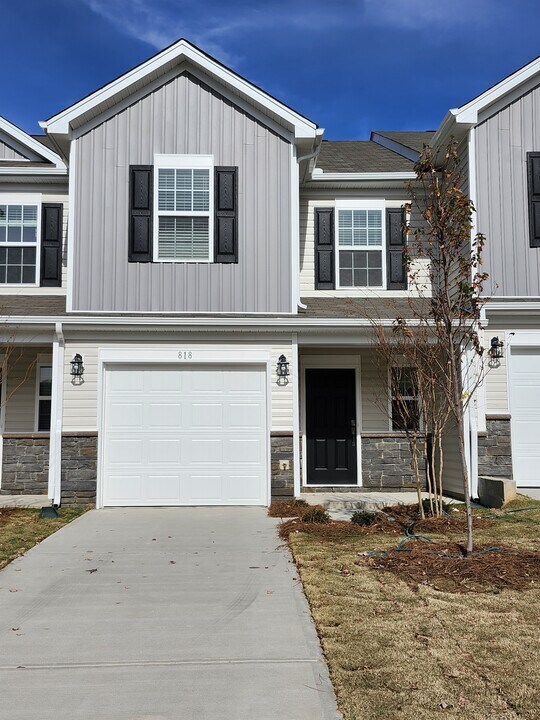 818 Powder Br Dr in Reidville, SC - Building Photo