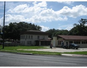 Apartment Bldg in Leesburg, FL - Foto de edificio - Building Photo