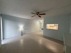 2480 Lake Osborne Dr in Lake Worth Beach, FL - Foto de edificio - Building Photo
