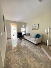 3066 NW 103rd Path in Doral, FL - Foto de edificio - Building Photo