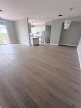 49 Majorca Ave in Coral Gables, FL - Foto de edificio - Building Photo