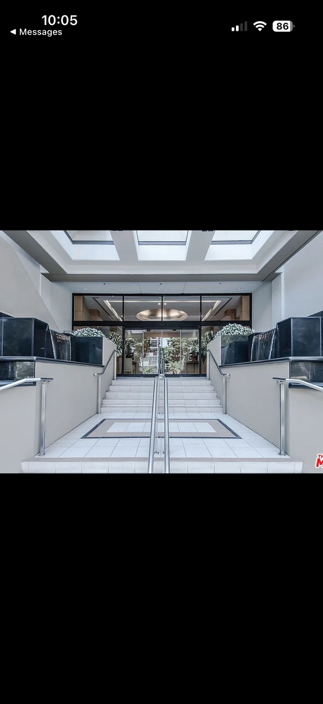 10445 Wilshire Blvd, Unit 305 in Los Angeles, CA - Foto de edificio - Building Photo