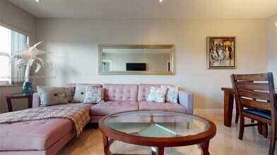 329 SE 3rd St in Hallandale Beach, FL - Building Photo - Building Photo