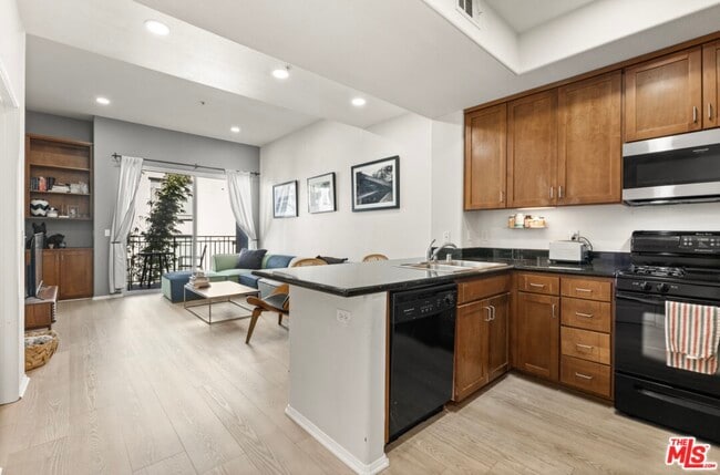 4060 Glencoe Ave, Unit 320 in Marina Del Rey, CA - Foto de edificio - Building Photo