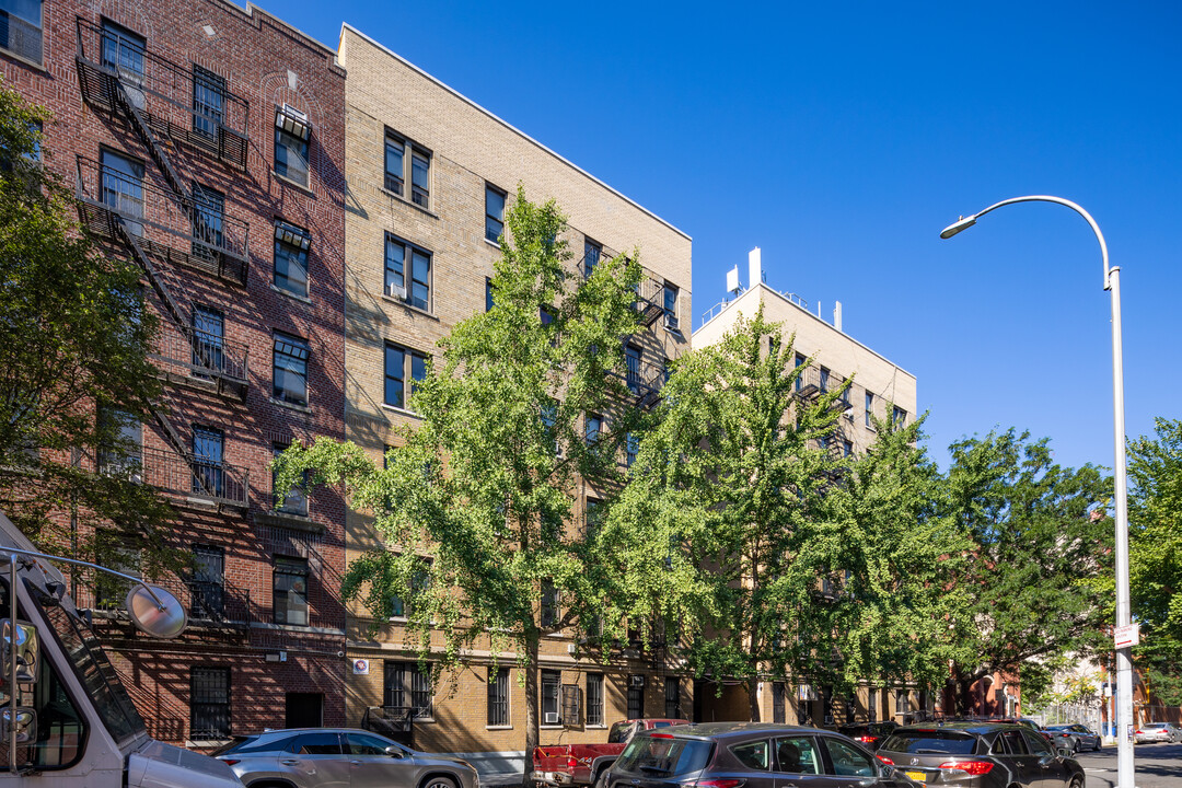 Saint Annes Court in New York, NY - Building Photo