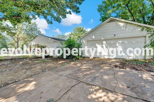 5006 Quince Rd in Memphis, TN - Building Photo - Building Photo