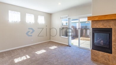 1251 Clover Dr in Santa Rosa, CA - Foto de edificio - Building Photo