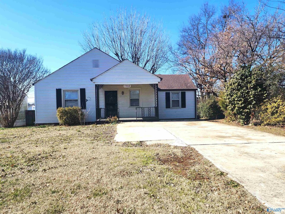 1900 Vanderbilt Cir SW in Huntsville, AL - Building Photo